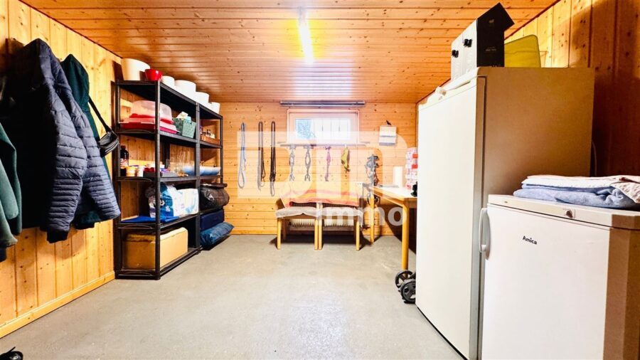 Solides Ein- bis Dreifamilienhaus + zwei Garagen mit großem Grundstück in Traumlage - KG Hobbykeller beheizt